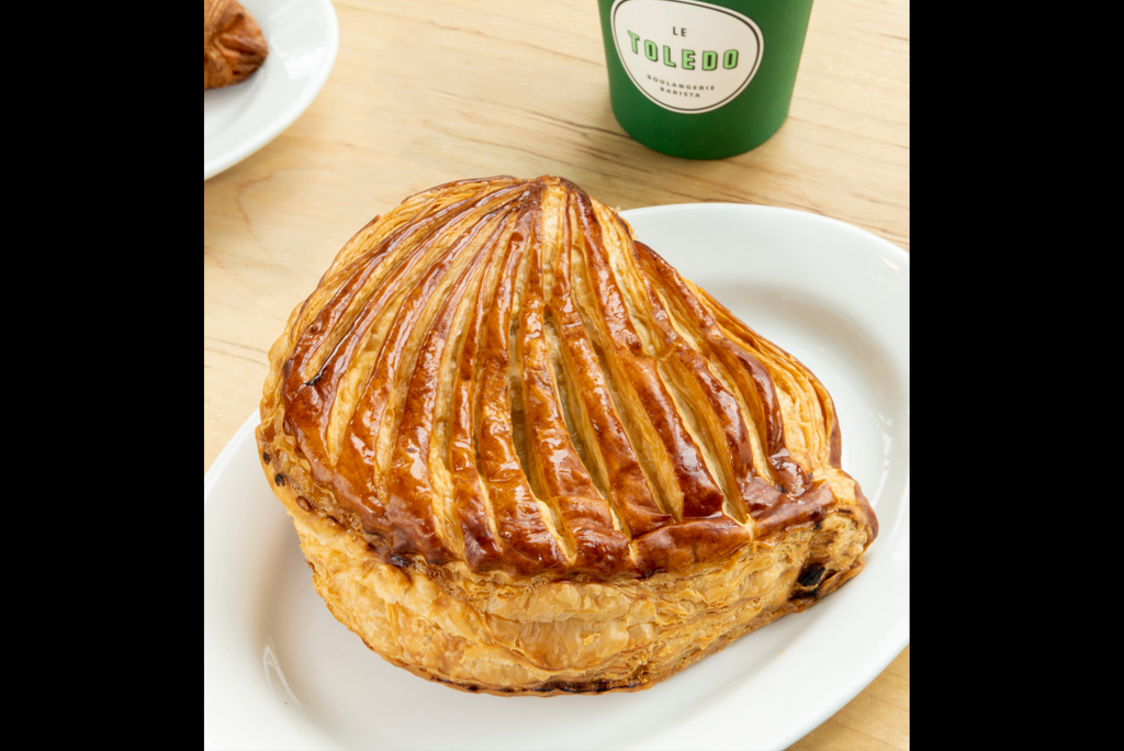Composé de pâte feuilletée pliée en forme de chausson et garni de compote de pommes et de pommes cuites au four.
