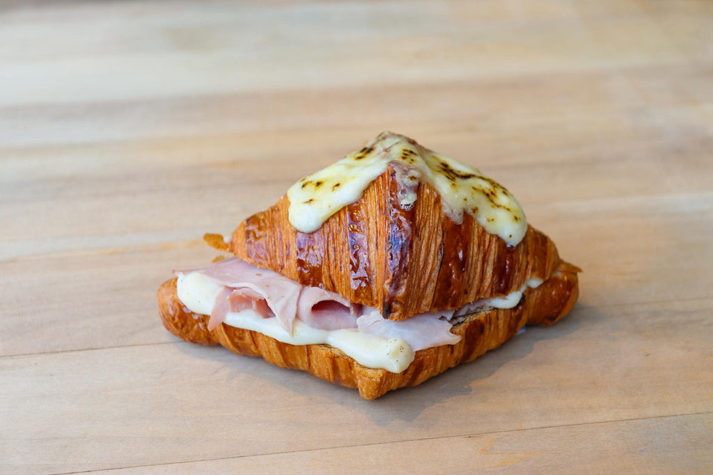croissant avec jambon, fromage et béchamel
