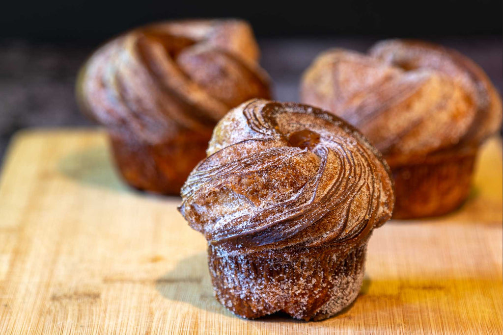 Le cruffin : viennoiserie composée d'une pâte à croissant cuite dans un moule à muffin. Moelleux et croustillant à la fois!