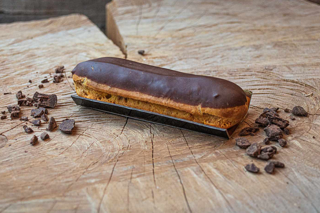 Classique de la pâtisserie, pâte à choux avec crème pâtissière au café et glaçage au café.